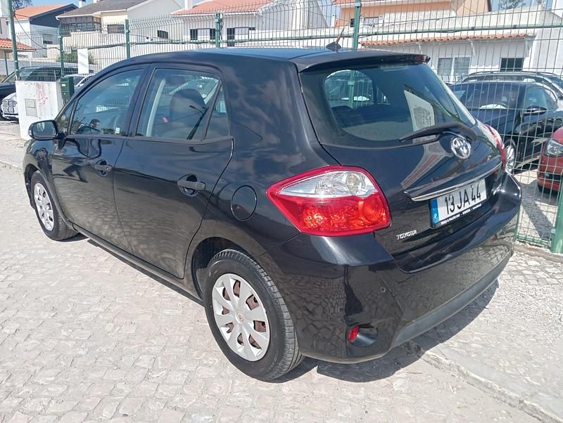 Usado Toyota Auris 101 HP (74 kW) 2010 Preto Citadino