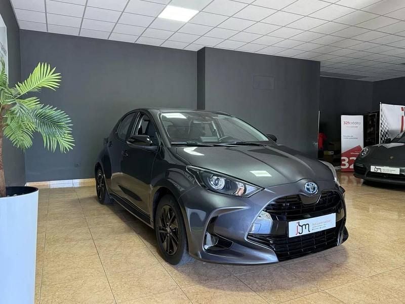 Usado Toyota Yaris Hybrid Comfort 115 HP (84 kW) 2022 Cinza escuro