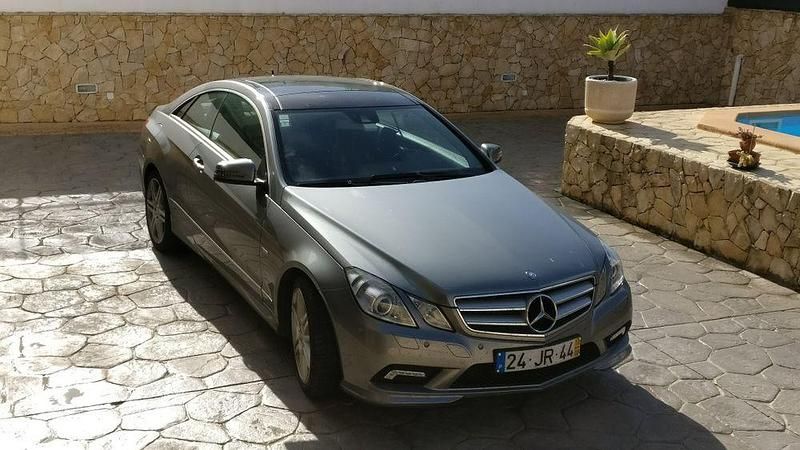 Cinzento Usado 2010 Mercedes E250 Coupé | € 20.000 (Caro) - Imagem 1/4
