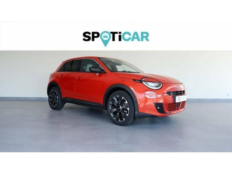 Laranja Usado 2024 Fiat 600 La Prima SUV | € 38.900 - Imagem 1/4