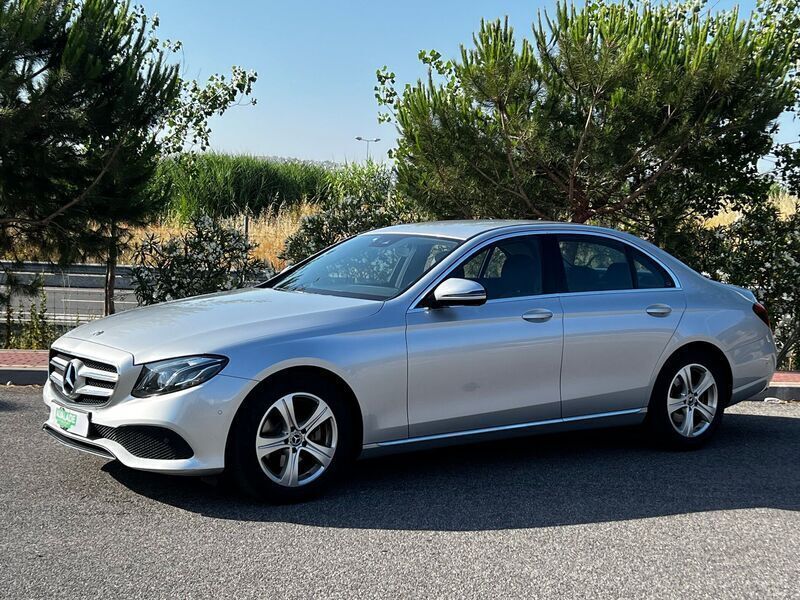 Cinza Usado 2017 Mercedes E220 Avantgarde Carrinha | € 28.980 - Imagem 1/4