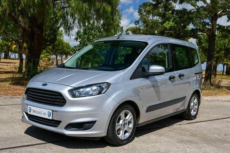 Cinzento Usado 2016 Ford Tourneo Courier Monovolume | € 9.450 (Preço justo) - Imagem 1/4
