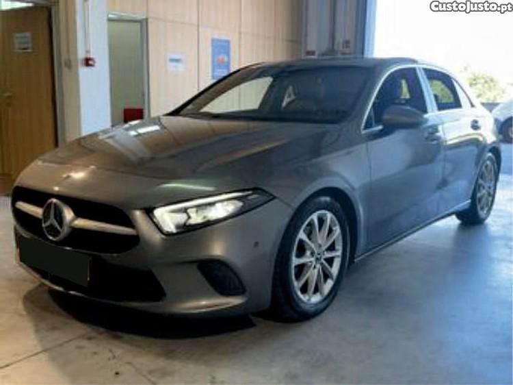 Cinza Usado 2019 Mercedes A160 Progressive Citadino | € 22.690 (Bom preço) - Imagem 1/1
