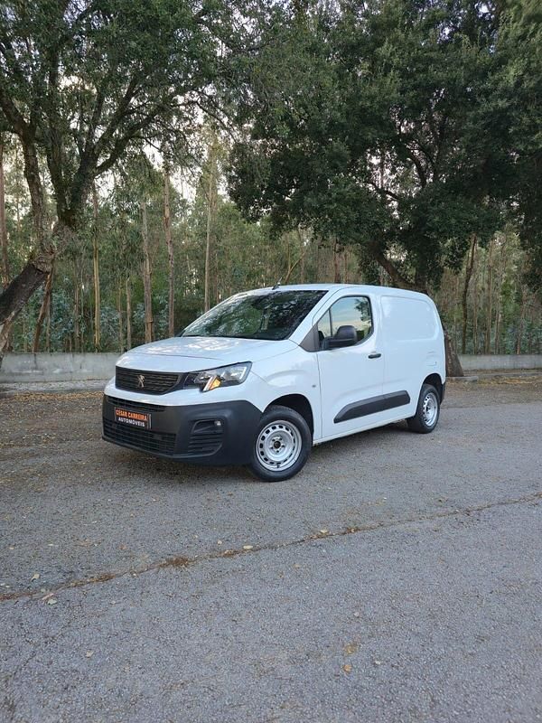 Branco Usado 2020 Peugeot Partner Premium Monovolume | € 13.500 (Preço justo) - Imagem 1/4