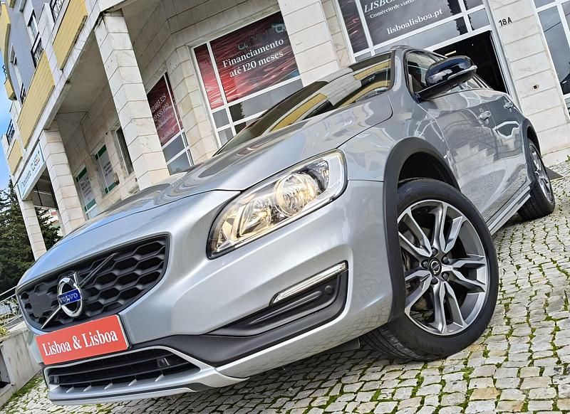 Usado Volvo V60 CC Momentum 150 HP (110 kW) 2018 Cinzento Carrinha