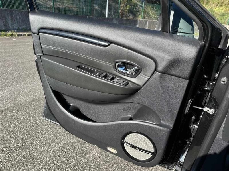 Usado Renault Scénic III Bose Edition 130 HP (95 kW) 2016 Preto Monovolume