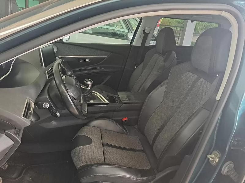 Usado Peugeot 5008 Allure 115 HP (84 kW) 2017 Verde escuro SUV