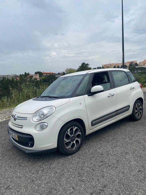 Branco Usado 2016 Fiat 500L Monovolume | € 7.400 (Preço justo) - Imagem 1/4