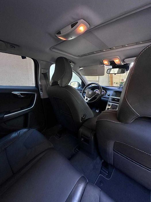Usado Volvo V60 R-Design 163 HP (119 kW) 2011 Carrinha