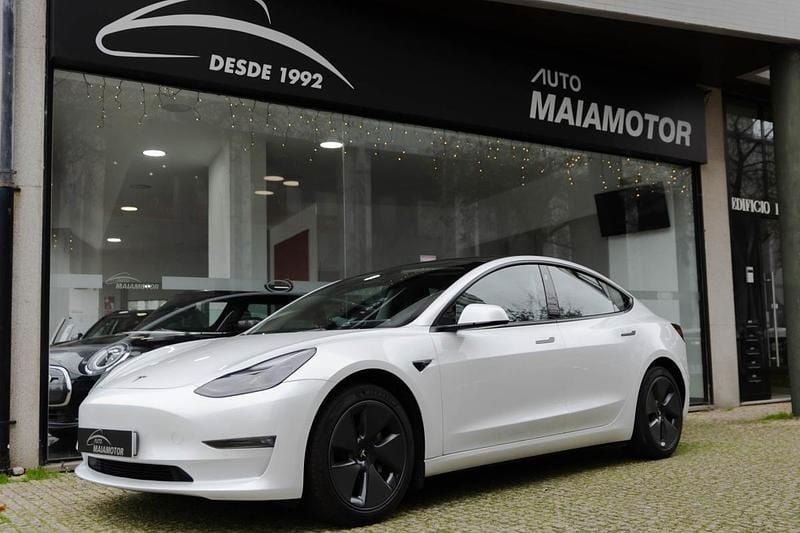 Branco Usado 2021 Tesla Model 3 Sedan | € 28.750 (Bom preço) - Imagem 1/4