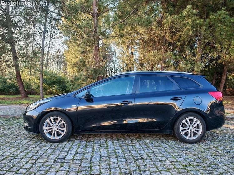 Preto Usado 2014 Kia Ceed Citadino | € 7.450 (Preço justo) - Imagem 1/1