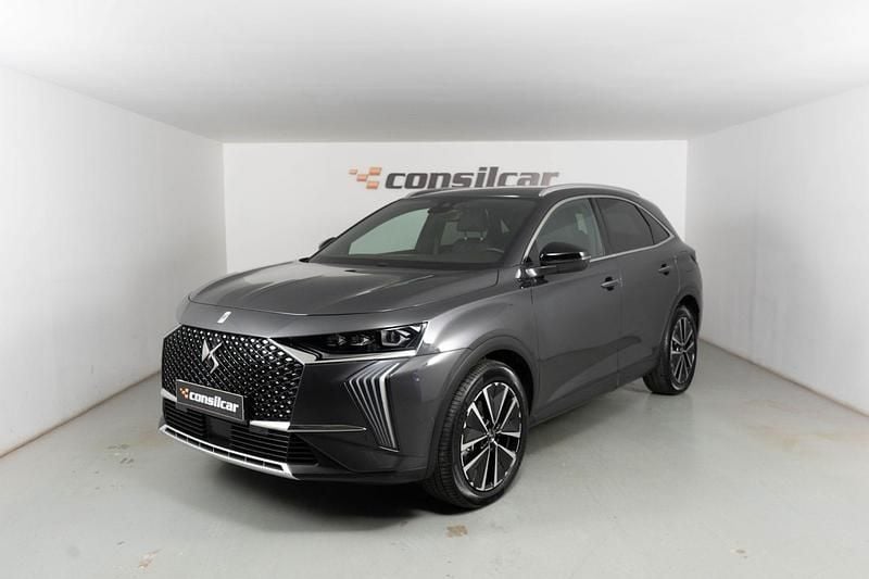 Cinza Usado 2024 DS Automobiles DS7 Crossback Rivoli SUV | € 37.980 - Imagem 1/4