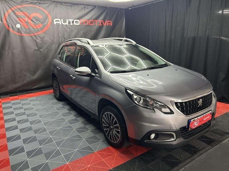 Usado Peugeot 2008 83 HP (61 kW) 2019 Cinzento SUV