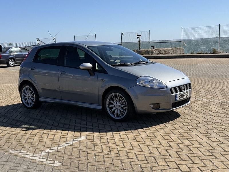Cinza Usado 2008 Fiat Grande Punto Emotion Citadino | € 3.900 (Preço justo) - Imagem 1/4