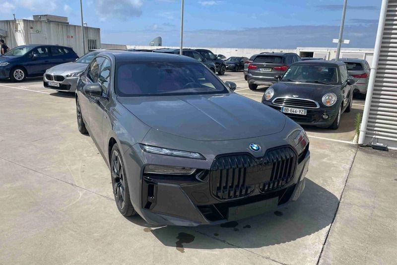 Cinzento Novo 2025 BMW i7 Comfort Edition Sedan | € 118.400 (Preço justo) - Imagem 1/4