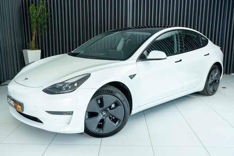 Branco Usado 2021 Tesla Model 3 Sedan | € 29.700 (Preço justo) - Imagem 1/4