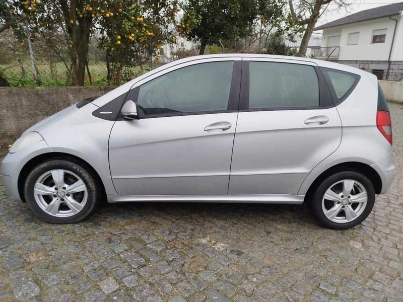 Usado Mercedes A180 109 HP (80 kW) 2010 Cinzento Citadino