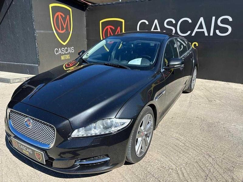 Cinzento Usado 2015 Jaguar XJ Sedan | € 29.990 - Imagem 1/4