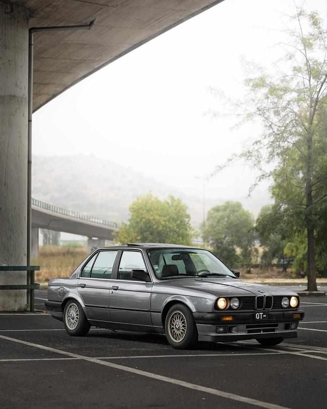 Cinzento Usado 1990 BMW 316 Sedan | € 7.750 - Imagem 1/4