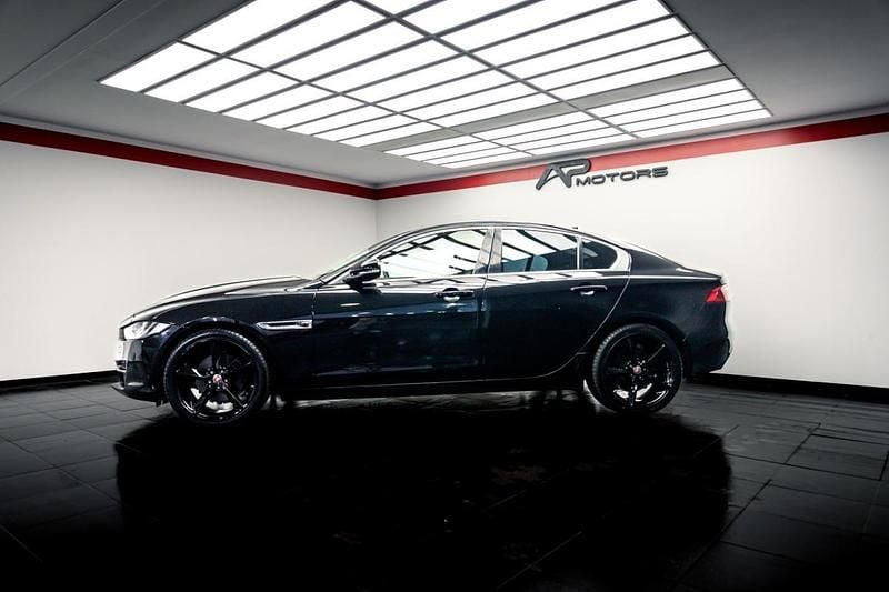 Usado Jaguar XE 180 HP (132 kW) 2015 Preto Sedan