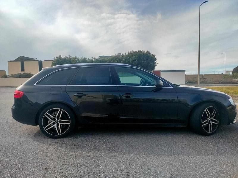 Usado Audi A4 136 HP (100 kW) 2013 Preto Carrinha