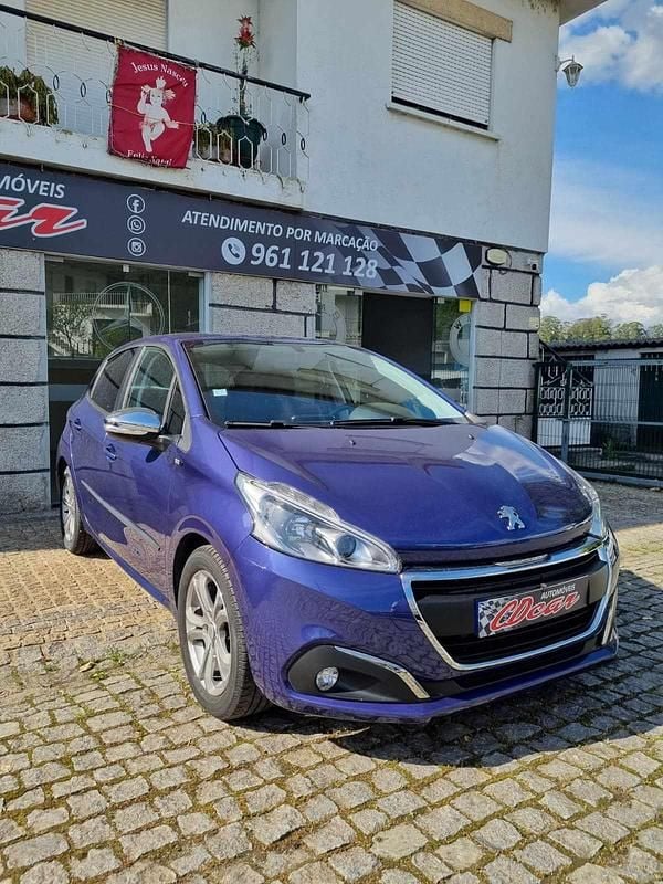 Azul Usado 2016 Peugeot 208 Citadino | € 9.860 (Bom preço) - Imagem 1/4