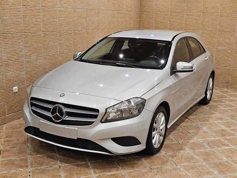 Cinzento Usado 2015 Mercedes A180 | € 14.500 (Preço justo) - Imagem 1/4