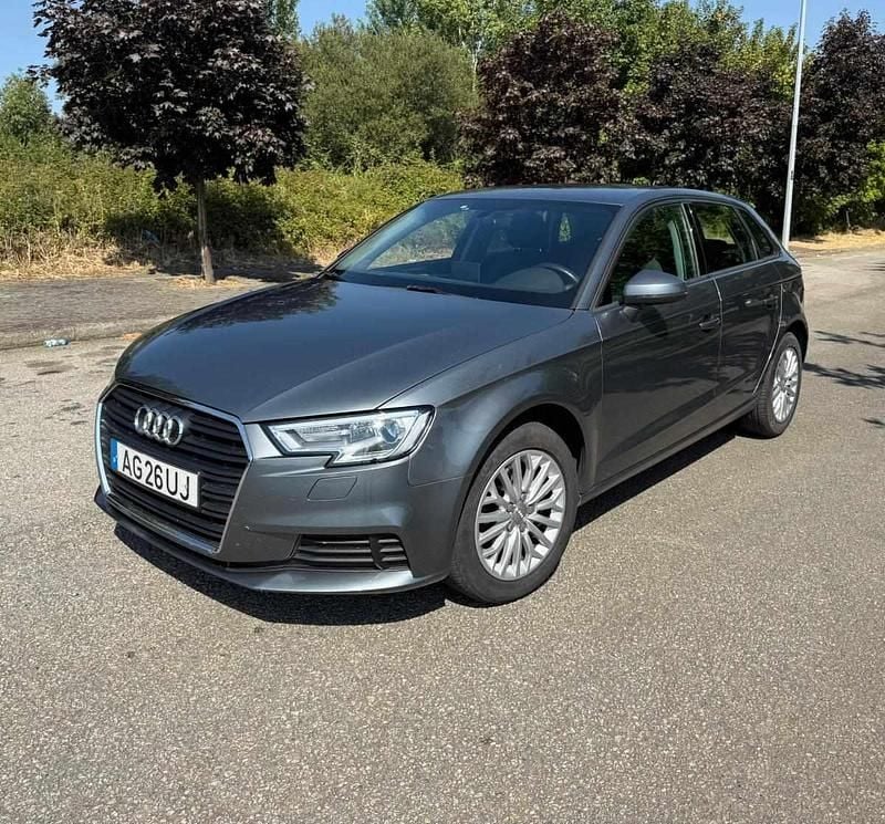 Usado Audi A3 116 HP (85 kW) 2016 Cinzento Citadino