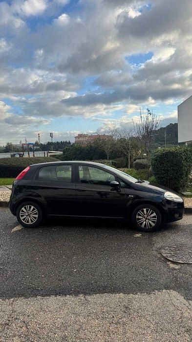 Usado 2008 Fiat Punto Sedan | € 2.000 - Imagem 1/4