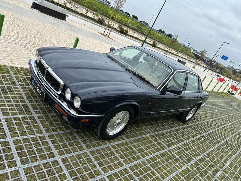 Azul Usado 1997 Jaguar XJ Sedan | € 18.900 - Imagem 1/4
