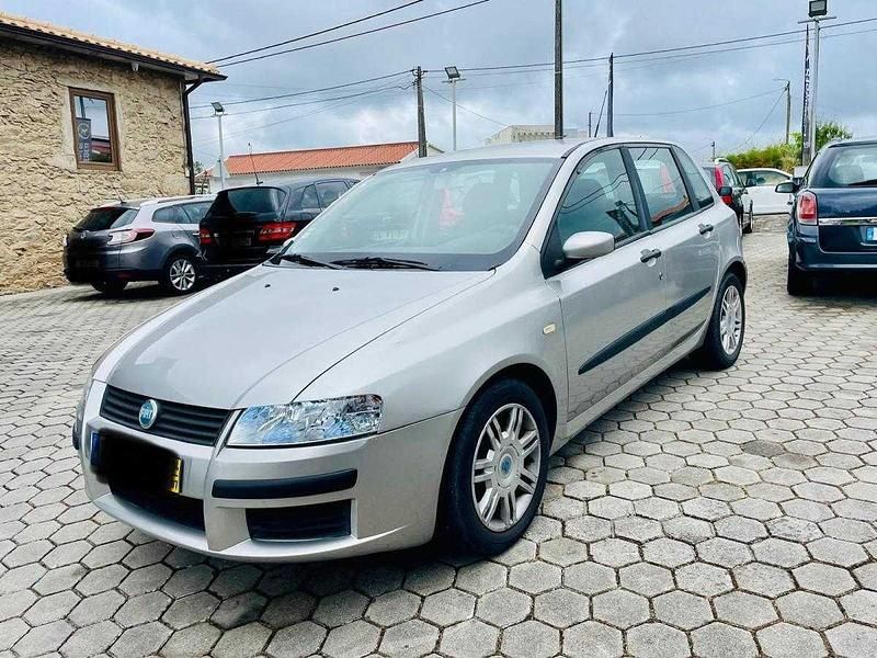 Cinza Usado 2004 Fiat Stilo | € 2.390 - Imagem 1/4