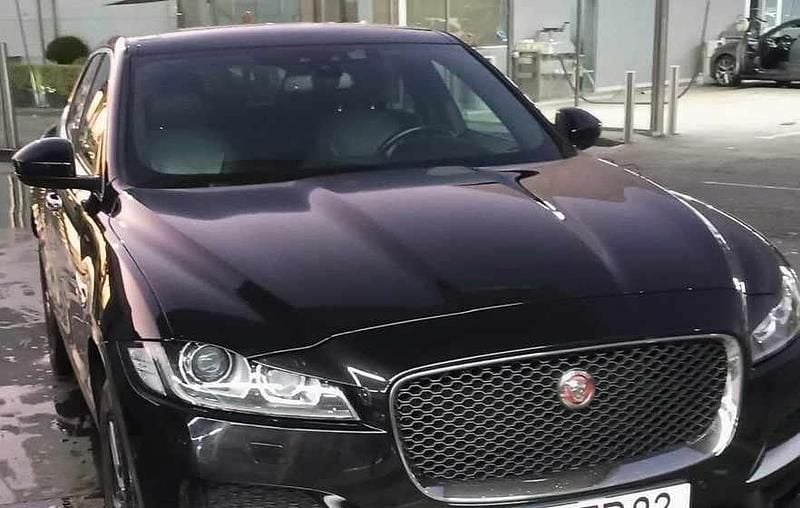 Usado Jaguar F-Pace 180 HP (132 kW) 2016 Preto SUV