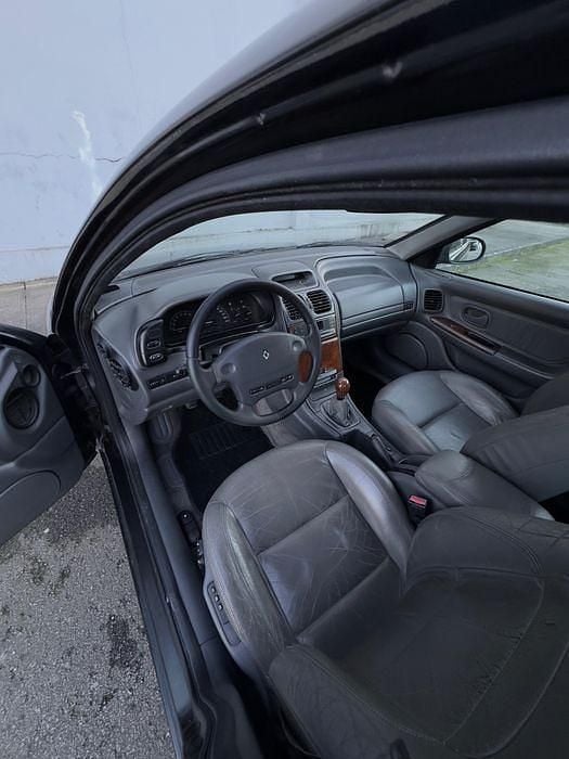 Usado Renault Laguna Initiale 190 HP (139 kW) 1997 Sedan