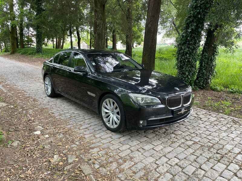 Cinza Usado 2011 BMW 740 Sedan | € 23.990 - Imagem 1/2