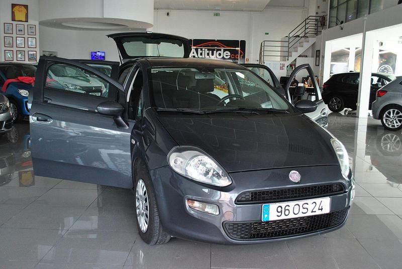 Usado Fiat Punto Easy 85 HP (62 kW) 2014 Preto Citadino