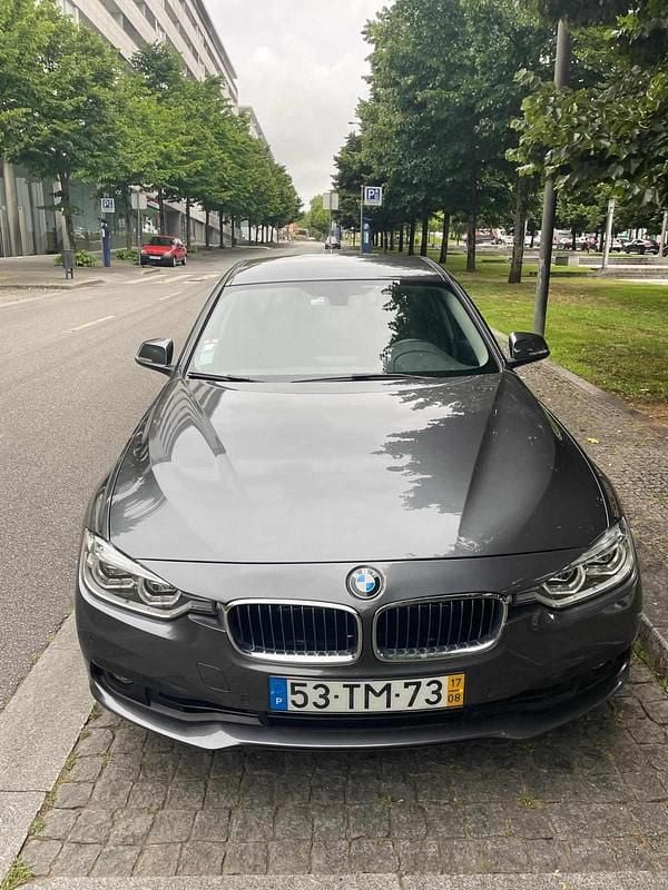 Cinzento Usado 2017 BMW 330 Sedan | € 17.000 (Bom preço) - Imagem 1/4