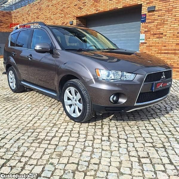 Castanho Usado 2010 Mitsubishi Outlander Instyle SUV | € 9.990 - Imagem 1/1