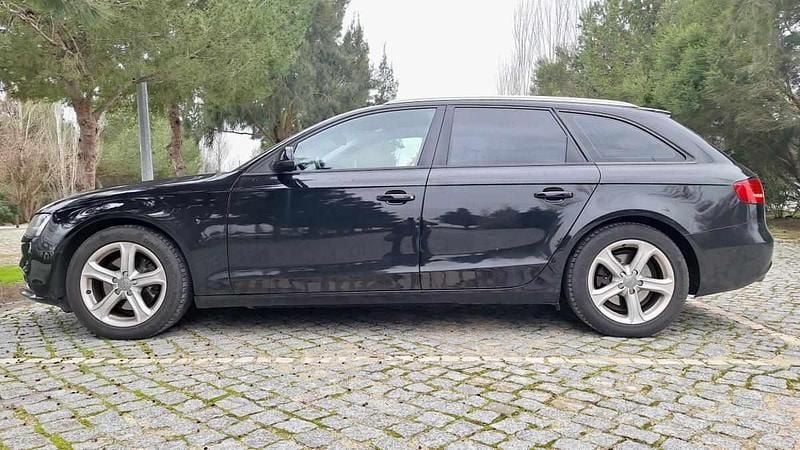 Usado Audi A4 136 HP (100 kW) 2013 Preto Carrinha