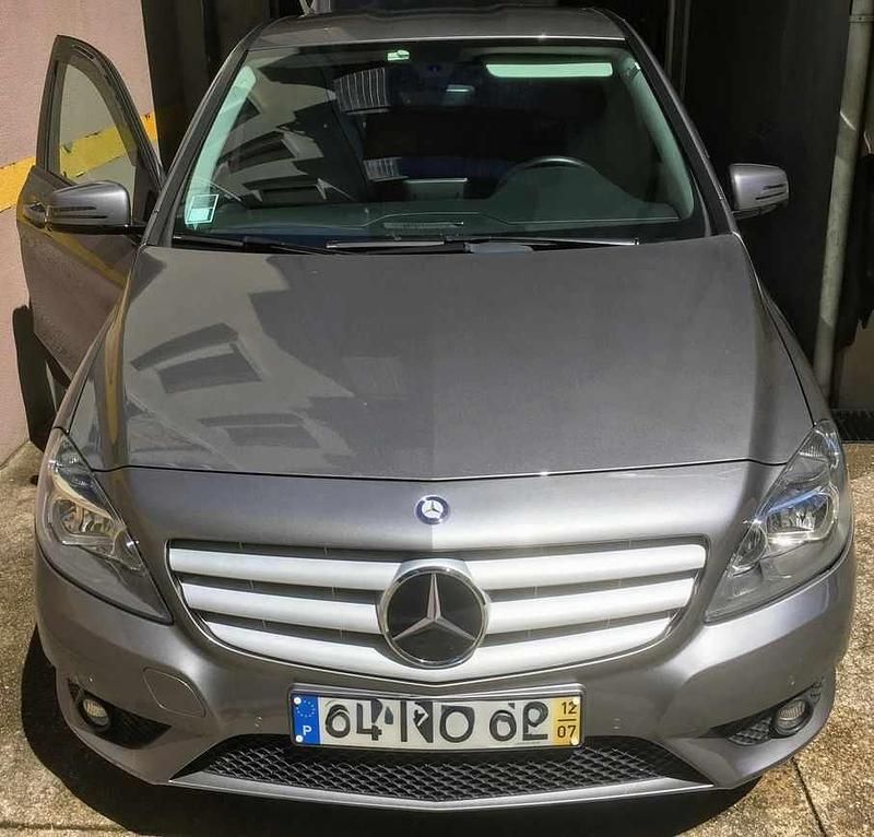 Cinzento Usado 2012 Mercedes B180 Monovolume | € 12.950 (Preço justo) - Imagem 1/4