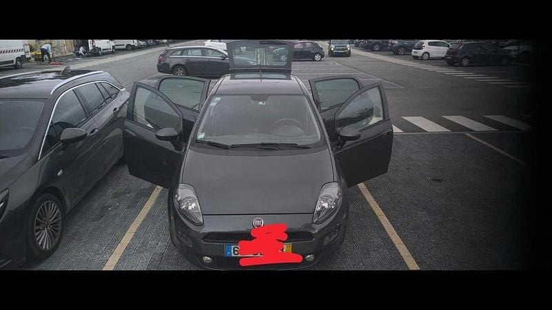 Cinzento Usado 2017 Fiat Punto S Sedan | € 7.000 (Preço justo) - Imagem 1/4