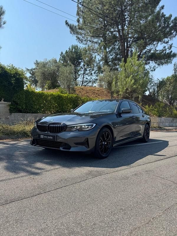 Cinza Usado 2022 BMW 320e Sedan | € 30.900 (Super Preço) - Imagem 1/4