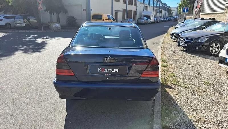 Usado Mercedes C180 Classic 122 HP (89 kW) 1997 Azul Sedan