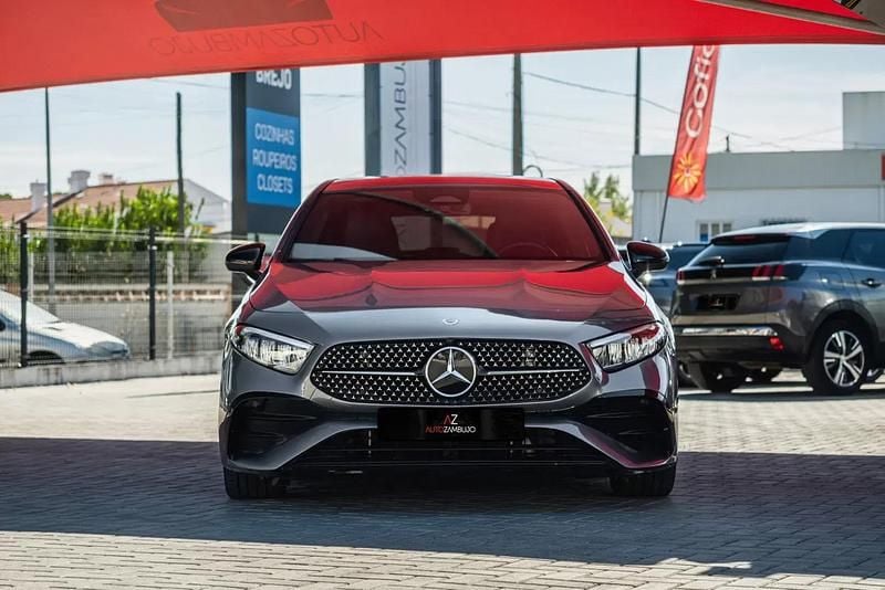 Cinzento Usado 2023 Mercedes A200 AMG line Citadino | € 32.400 (Preço justo) - Imagem 1/4