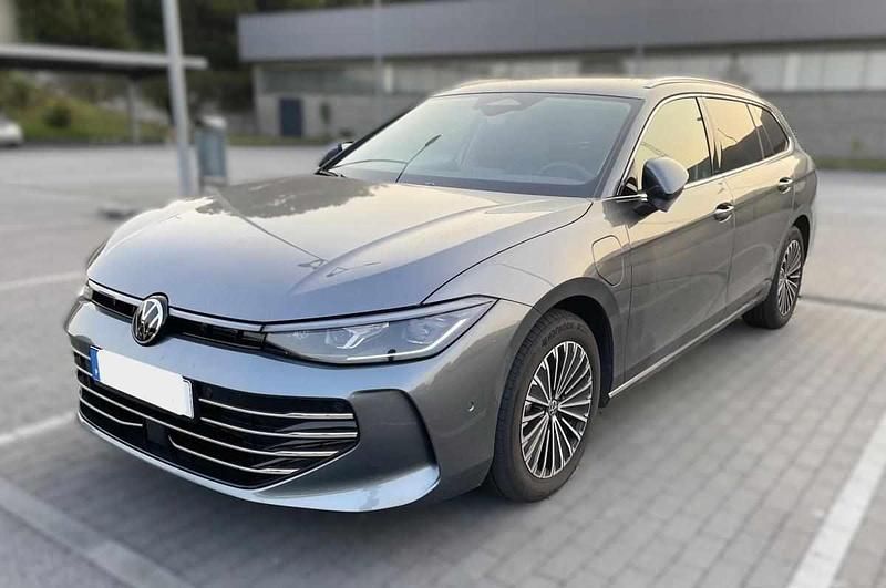 Cinzento Usado 2024 VW Passat Carrinha | € 49.900 - Imagem 1/4