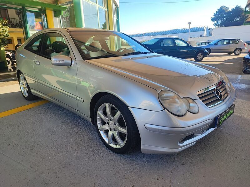 Cinzento Usado 2002 Mercedes C180 Elegance Coupé | € 7.990 - Imagem 1/4
