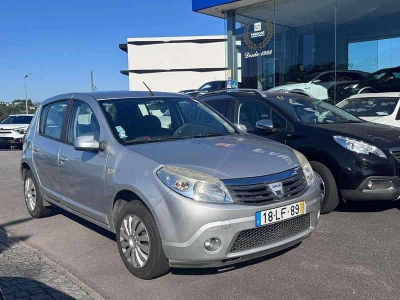 Cinzento Usado 2010 Dacia Sandero Citadino | € 4.380 - Imagem 1/4