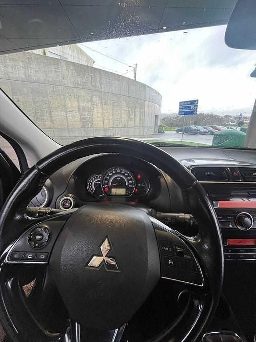 Usado Mitsubishi Space Star Edition 80 HP (58 kW) 2017 Sedan