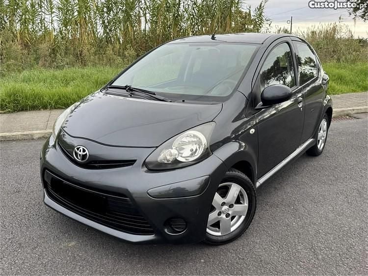Cinza Usado 2012 Toyota Aygo Citadino | € 4.999 - Imagem 1/1