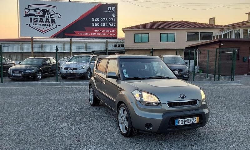 Cinza Usado 2012 Kia Soul SUV | € 7.900 - Imagem 1/4