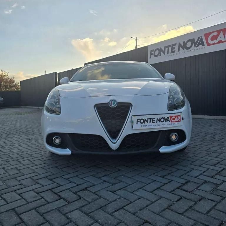 Usado Alfa Romeo Giulietta Exclusive 120 HP (88 kW) 2016 Branco Citadino